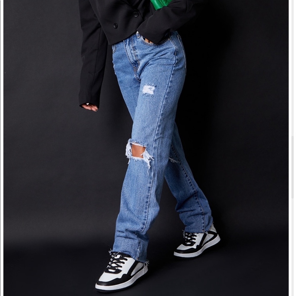 PRETTYLITTLETHING Petite Mid Blue Wash Ripped Long Leg Straight Jeans